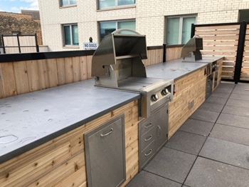 BBQ Area at Lakeview 3200 Apartments, Chicago, 60657